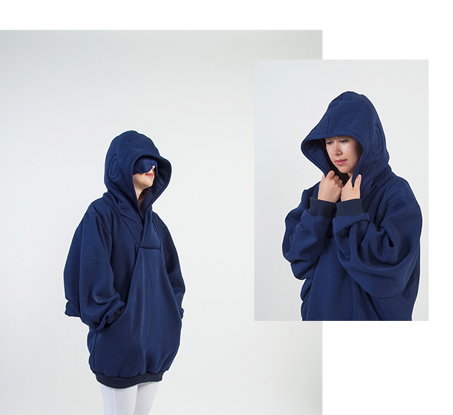 Comfort Cocoon hoodie for noisereduction and comfort in the airplane cabin